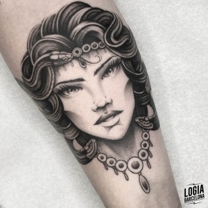 tatuaje_brazo_mujer_logiabarcelona_ivo_ochoteco